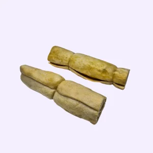 Combatl_ennuiengardantvotrechienoccupes-2025-10-21T110831.899_bbb5842c-ac57-4ee8-92de-1c9619862c6a.pngv1761043082 Rouleau de Peau d’Agneau 15 cm 250 g – Friandise Naturelle et Durable pour Chien